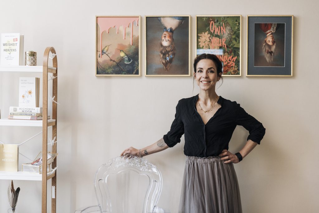 Saida Thenhart in ihrer Praxis Ad Astra Lab in Würzburg