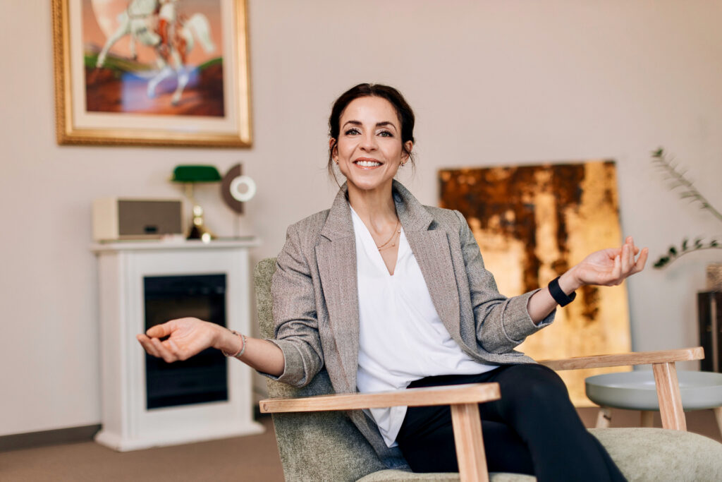 Saida Thenhart begrüßt in ihrer Praxis für Psychotherapie in Würzburg